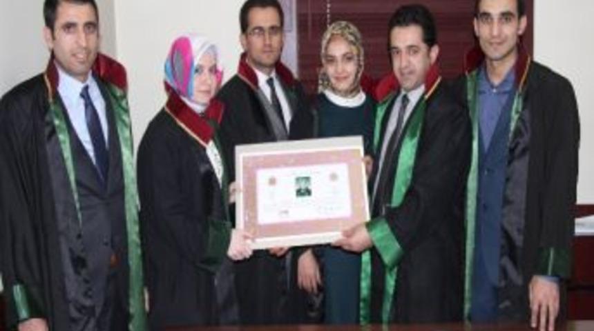 T&uuml;rbanlı Fotoğrafının Bulunduğu Avukatlık Ruhsatnamesini Aldı