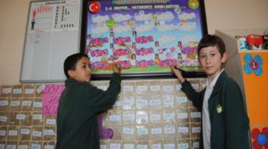 &Ouml;ğrenciler, Her Okudukları Kitap I&ccedil;in Haritada Bir Ili Işaretliyor