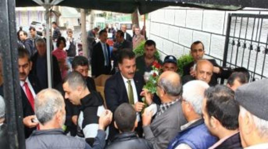 Başkan Tuna, Camilerde G&uuml;l Dağıttı