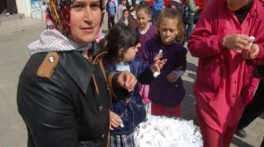 Ak Parti Kadın Kolları Lokum Dağıttı