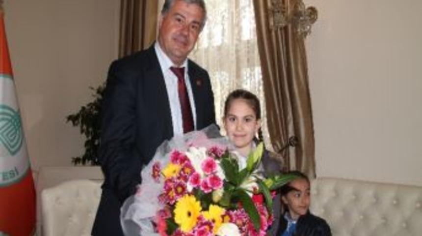 &Ouml;ğrencilerden Belediyeye 23 Nisan Ziyareti