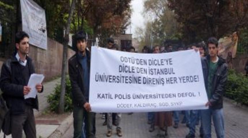 A&Uuml; &Ouml;ğrencileri, &Uuml;niversitelerdeki Olayları Protesto Etti
