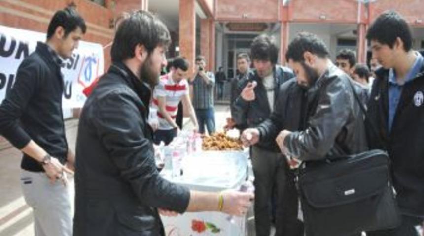 &Ouml;ğrenciler Kutlu Doğum Kapsamında Lokum Dağıttı