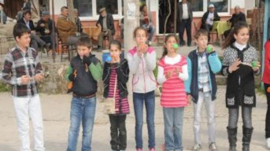 K&ouml;yde Yaşayan &Ccedil;ocuklar Doyasıya Eğlendi