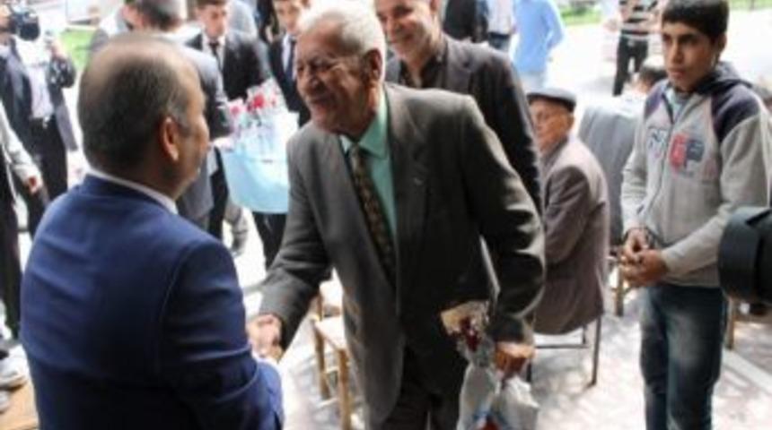 Vali G&uuml;l Dağıttı, M&uuml;ft&uuml; G&uuml;l Suyu İkram Etti