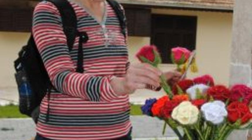 Turistlere G&uuml;llerin Efendisi  Adına &Ouml;rme G&uuml;l Hediye Ediliyor