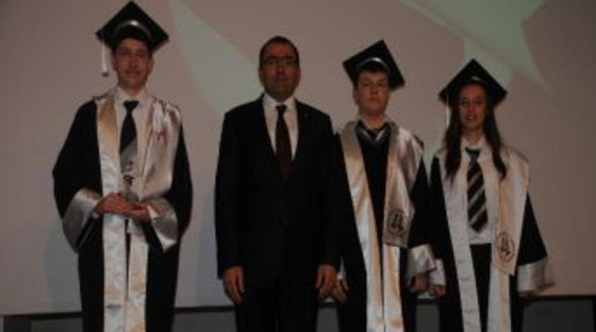 &Ouml;ğrenciler Mezuniyette H&uuml;z&uuml;nlendi