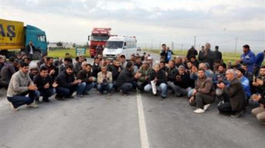 İş&ccedil;iler yolu trafiğe kapattı