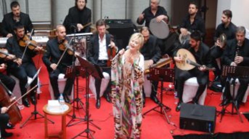 Emel Sayın, Ilahi Ve Tasavvuf Eserlerini Kutlu Doğum I&ccedil;in Okudu