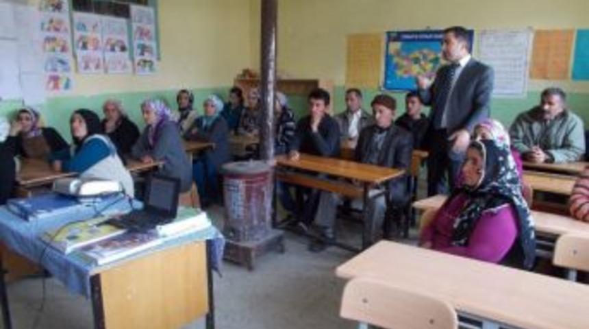 Hakkari Aile Ve Sosyal Politikalar İl M&uuml;d&uuml;rl&uuml;ğ&uuml;&rsquo;nden Ailelere K&uuml;rt&ccedil;e Eğitim