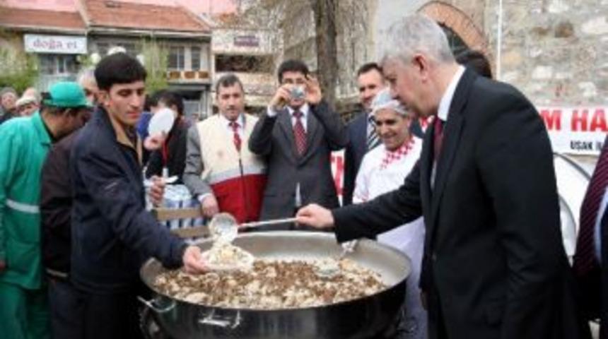 Uşak M&uuml;ft&uuml;l&uuml;ğ&uuml; Halka Kutlu Doğum Pilavı Dağıttı