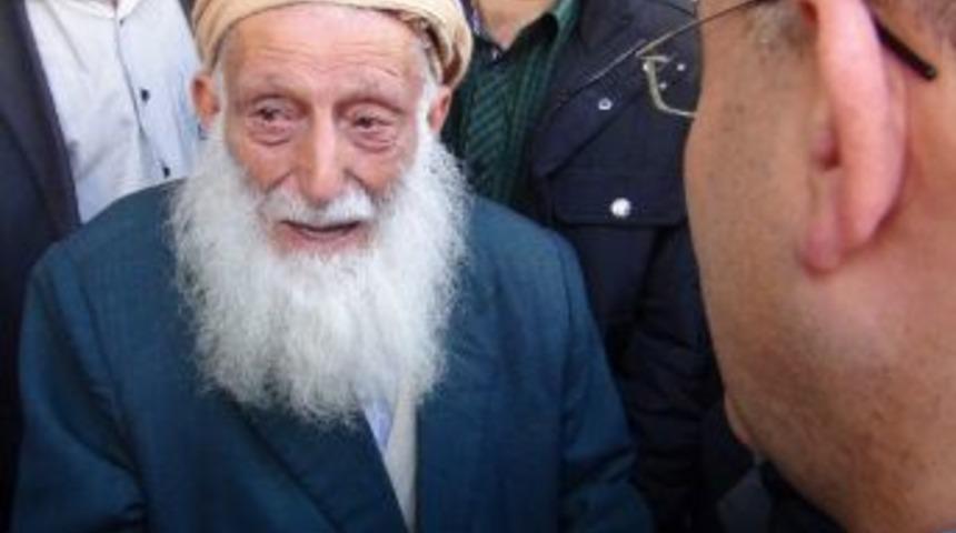 Akil İnsanlar Cuma Namazını Cami Avlusunda Kıldı