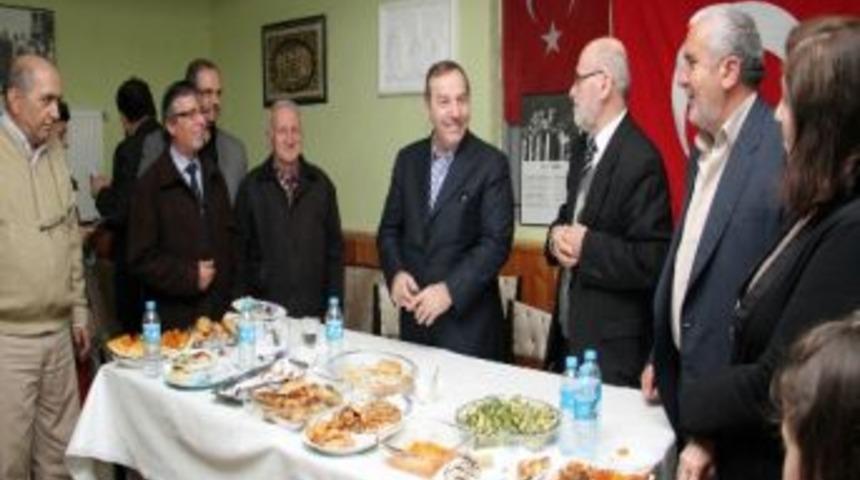 Başkan Kadıoğlu Apartman Sakinlerinin &Ccedil;ay Sohbetine Katıldı