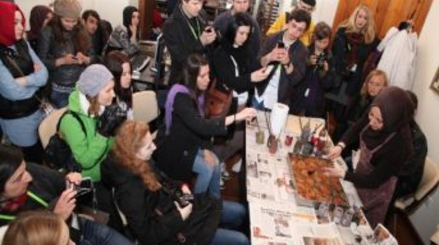 Erasmus &Ouml;ğrencileri Ebru Dersine Katıldı