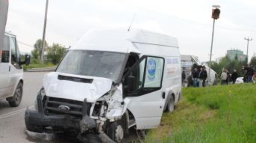 Hendek'te Trafik Kazası: 1 &Ouml;l&uuml;, 2 Yaralı