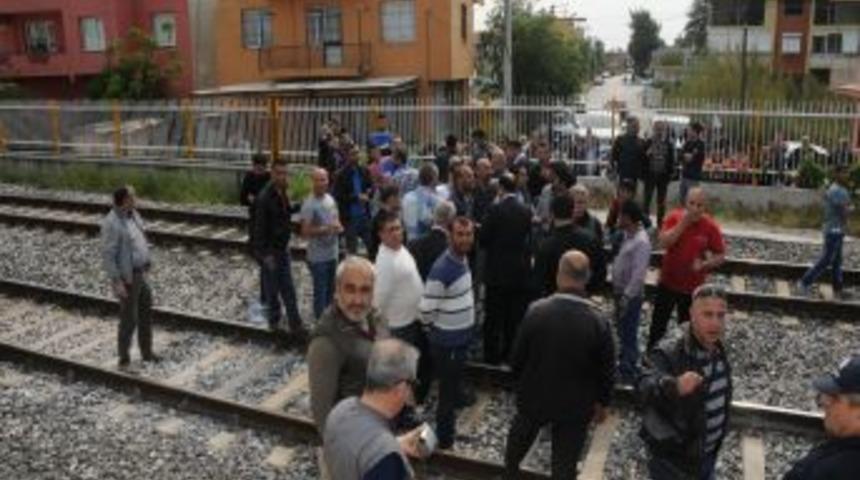 Altge&ccedil;it Isteyen Mahalleli İZBAN Seferlerini Durdurdu