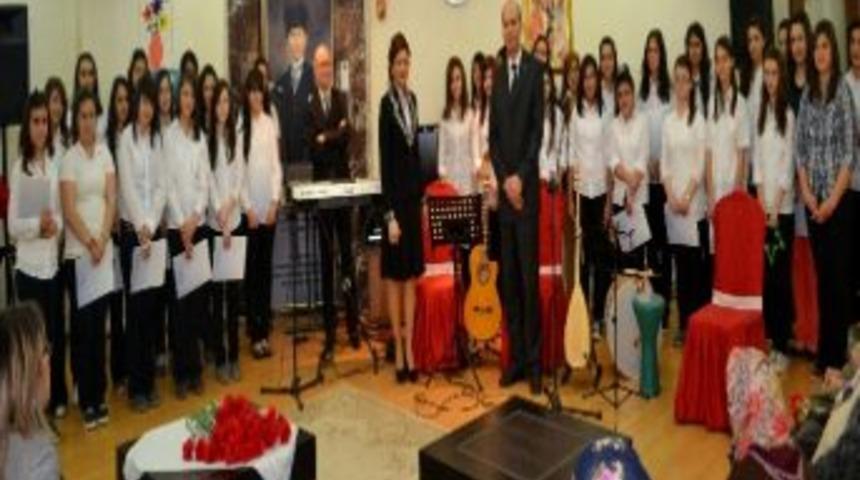 Hatice Hikmet Oğult&uuml;rk Kız Meslek Lisesi &Ouml;ğrencilerinden Yaşlılara M&uuml;zik Ziyafeti