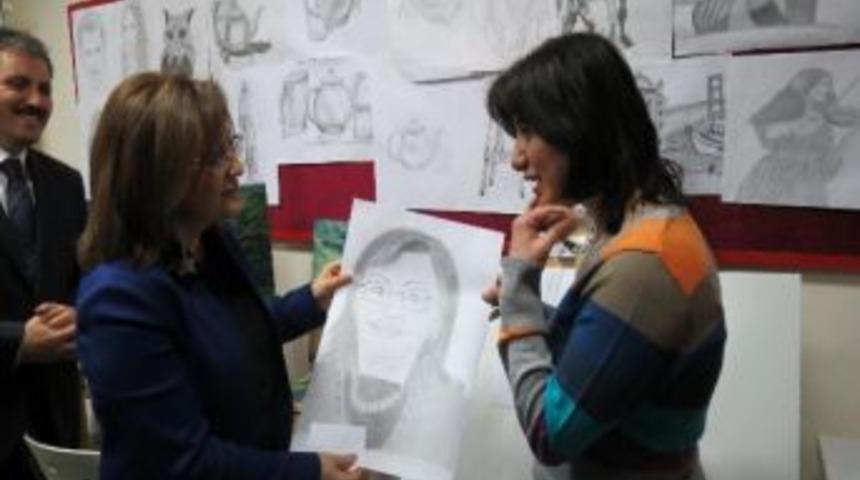 Bakan Şahin, Kara Kalemle Yapılan Portresini Beğendi