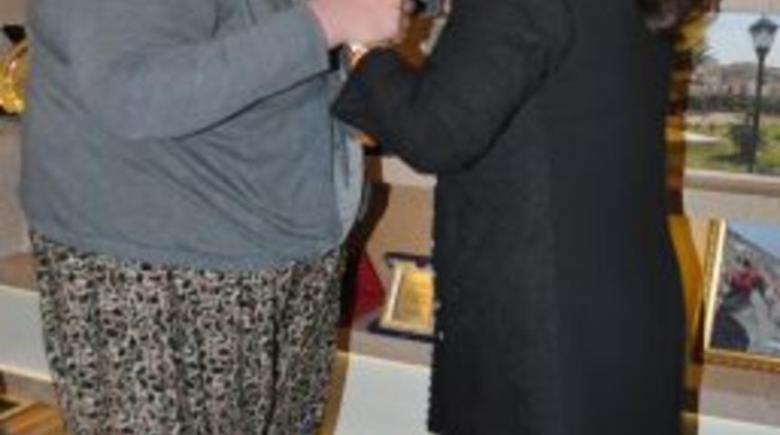 G&uuml;ls&uuml;m Kabadayı'ya Rekt&ouml;rden Yılın Annesi Plaketi