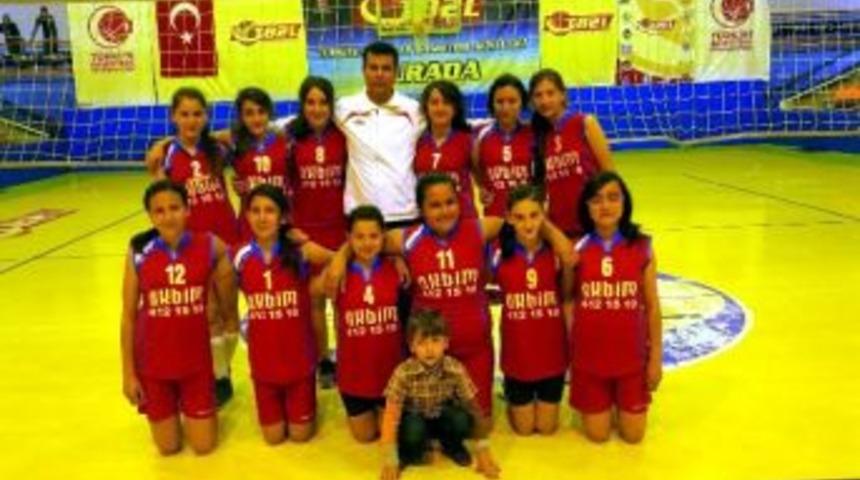 Yıldız Kızlar Voleybol&rsquo;da Halil Mandacı Ortaokulu Şampiyon Oldu