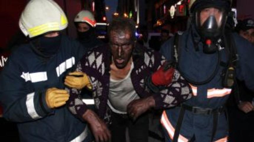 Fatih&rsquo;te Yangın: Mahsur Kalan 3 Kişi Kurtarıldı