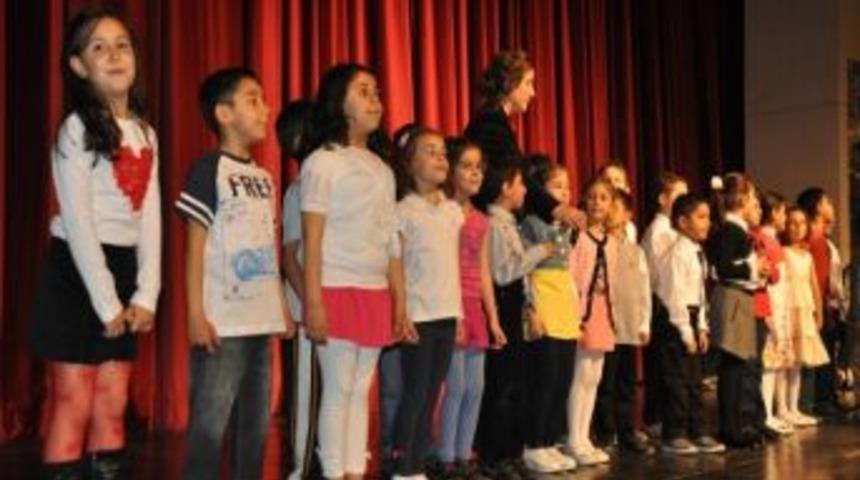 Miniklerin İngilizce G&ouml;sterisi Hayran Bıraktı