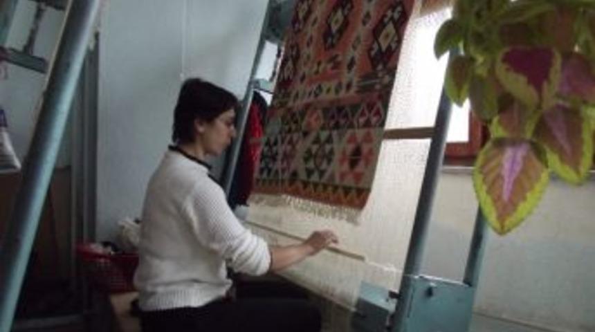 Kilime İlmek İlmek Tarih Dokuyorlar