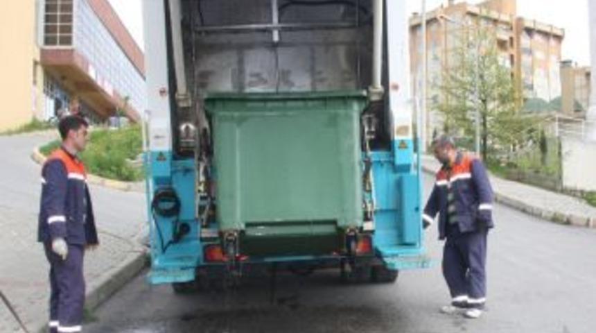 &Ccedil;&ouml;p Konteynırları Dezenfekte Ediliyor