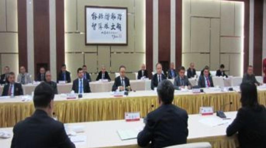 Antalya Valisi Altıparmak, &Ccedil;inli Işadamlarını Yatırıma Davet Etti