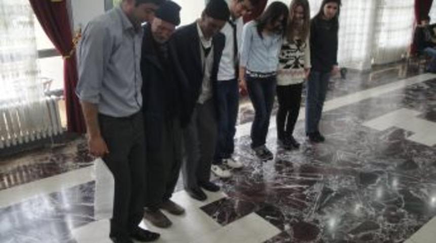 G&ouml;n&uuml;ll&uuml; &Ouml;ğrenciler Huzurevi Sakinlerini Yalnız Bırakmadı