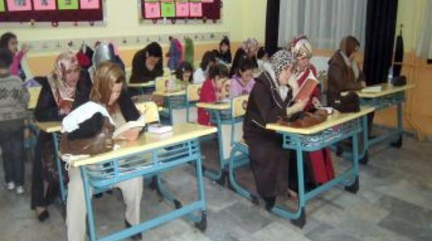 Veliler &Ouml;ğrencilerle Beraber Okulda Kitap Okuyor