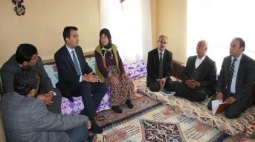 Halfeti Kaymakamı Keklik Ihtiya&ccedil; Sahibi Aileleri Ziyaret Ediyor