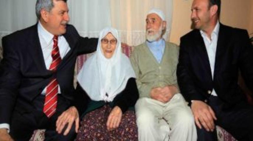 Başkan Karaosmanoğlu Sıdıka Nineyi Ziyaret Etti