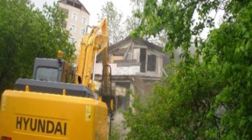 İzmi&rsquo;te Metruk Binalar Yıkılıyor