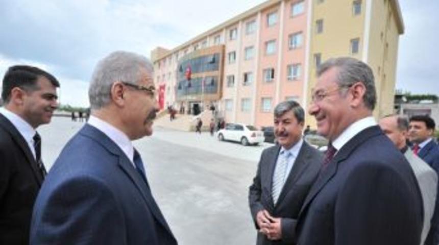 Vali Celalettin Cerrah, İşadamı Fuat Tosyalı İle Okullara Ziyaret Etti