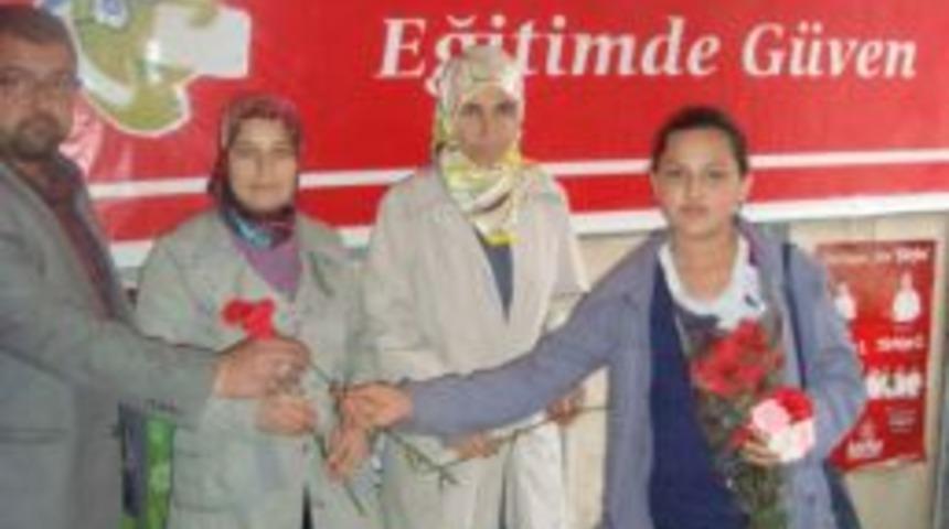Simav'da &Ouml;ğrenciler Kutlu Doğum Dolayısıyla Karanfil Dağıttı