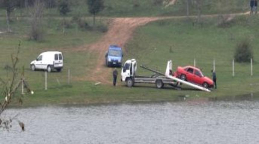 Bolu'da G&ouml;le D&uuml;şen Otomobili İtfaiye &Ccedil;ıkardı