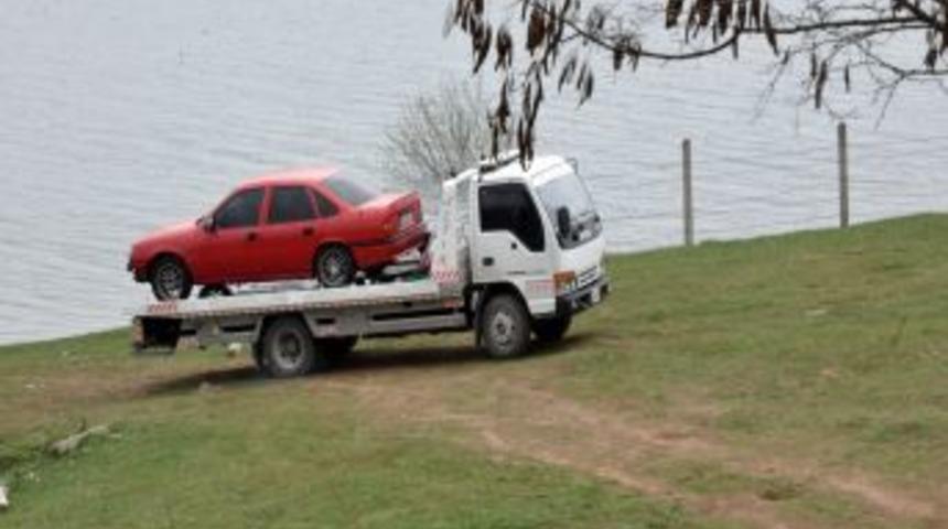 Otomobiliyle Baraj G&ouml;letine D&uuml;şt&uuml;