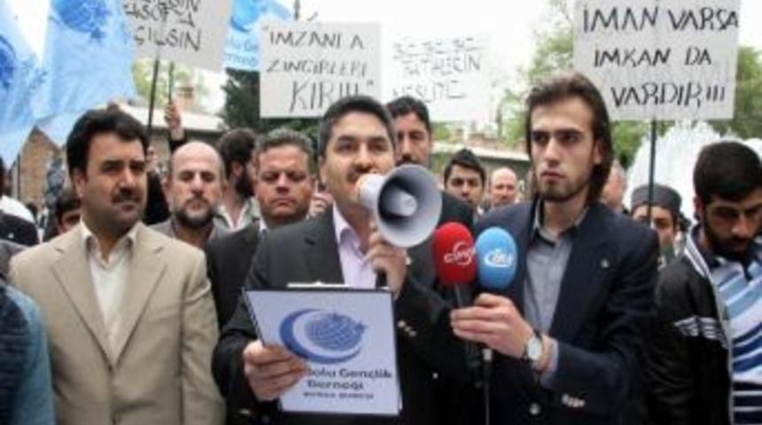 Ayasofya&rsquo;nın Camiye D&ouml;n&uuml;şt&uuml;r&uuml;lmesi İ&ccedil;in İmza Topladılar