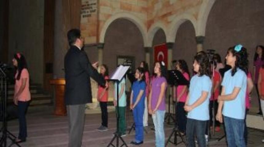 Nevşehir Belediyesi &Ccedil;ocuk Korosu Konser Verdi