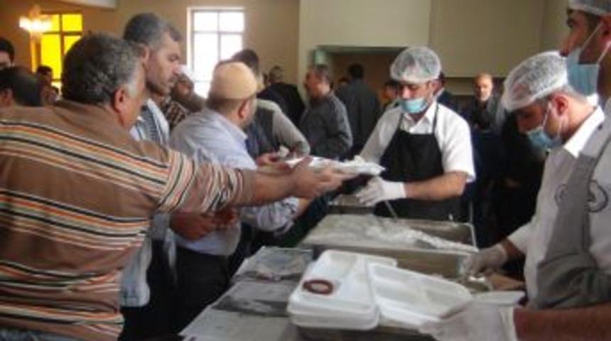 Kutlu Doğum Nedeniyle Bin Kişiye Yemek Verildi