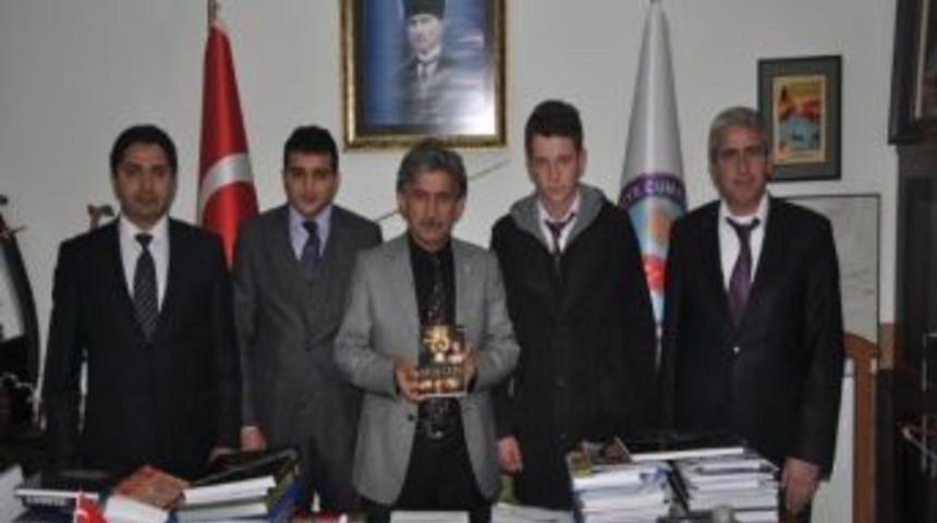 Lise &Ouml;ğretmeni, İlk Kitabını Kaymakam Genel'e Hediye Etti