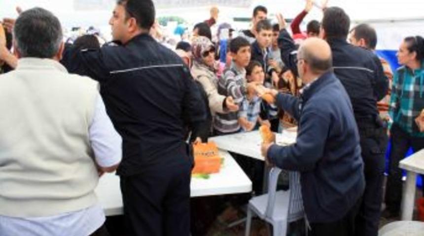 Mersin'de Balık Ekmek Izdihamında Kadınlarla &Ccedil;ocuklar Birbirini Ezdi