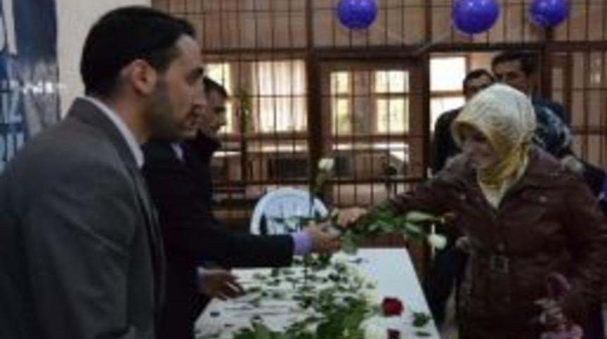 M&uuml;ft&uuml;l&uuml;k Vatandaşlara G&uuml;l Dağıttı