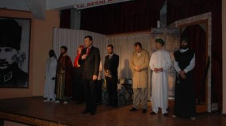 &lsquo;g&uuml;l Devri Ev&rsquo; Tiyatro Oyunu Besnililer'le Buluştu