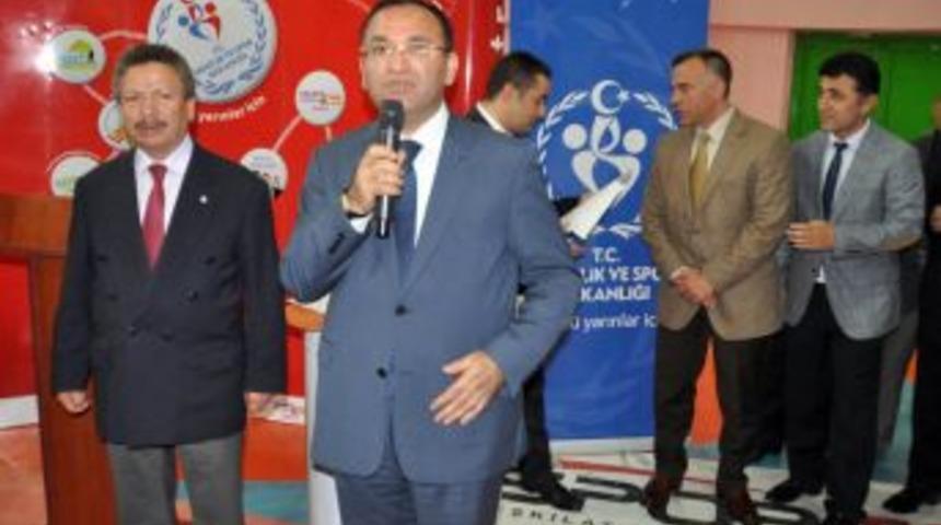 Bozdağ, T&uuml;rkiye Yıldızlar Grekoromen G&uuml;reş Şampiyonasını Izledi