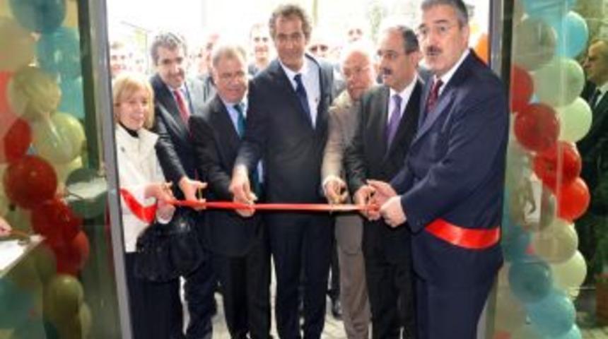 Prof. Dr. G&uuml;nay, Doğum G&uuml;n&uuml;nde Kendi Adını Taşıyan K&uuml;t&uuml;phaneyi A&ccedil;tı