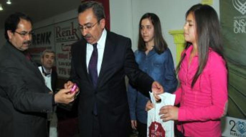 G&uuml;lleri Efendisi I&ccedil;in Yazdıkları Şiir Ve Kompozisyonları Okudular