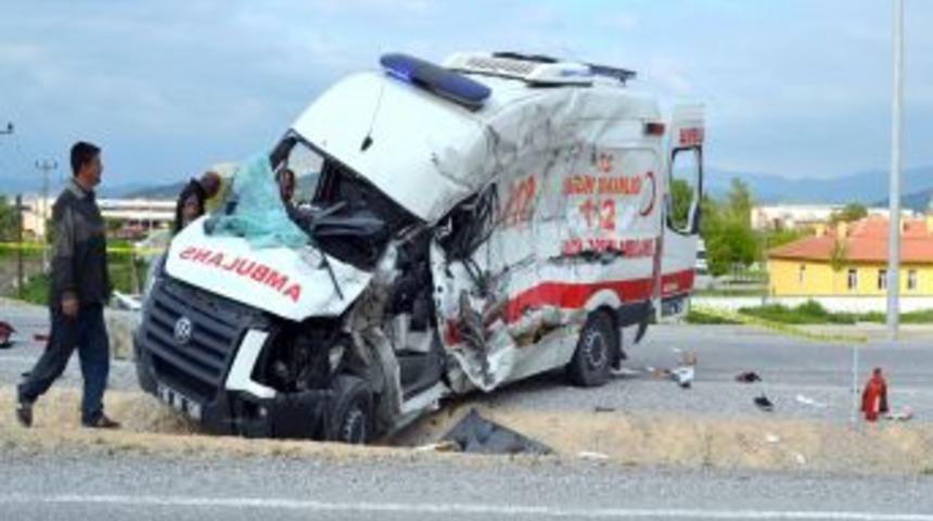 Ambulans Kaza Yaptı: 4 Sağlık G&ouml;revlisi Yaralandı, Hasta Kurtarılamadı