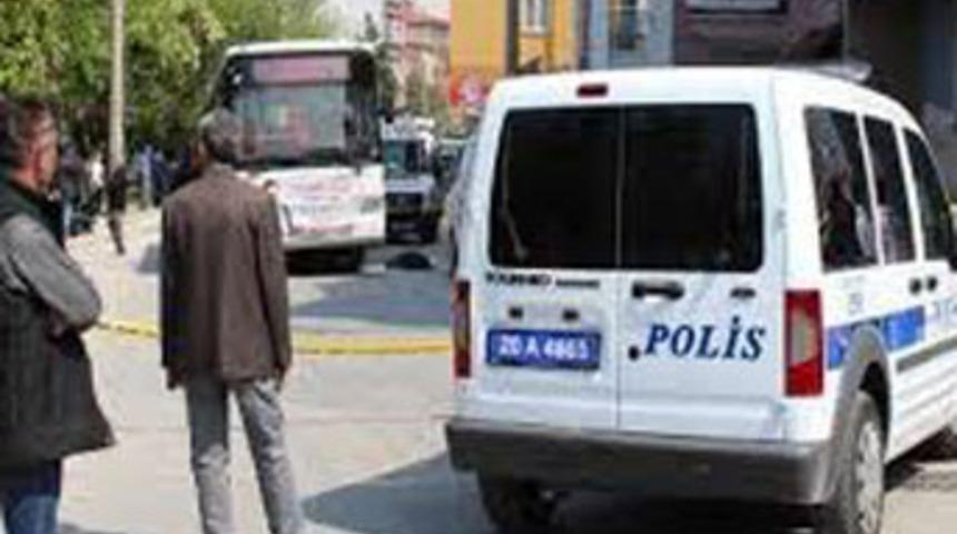 Annesinin g&ouml;z&uuml; &ouml;n&uuml;nde &ouml;ld&uuml;